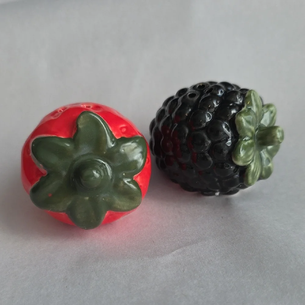 Strawberry & Blackberry Mini Salt and Pepper Shaker Set NWOT